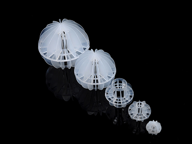 海水淡化中多面空心球起到了什么作用？