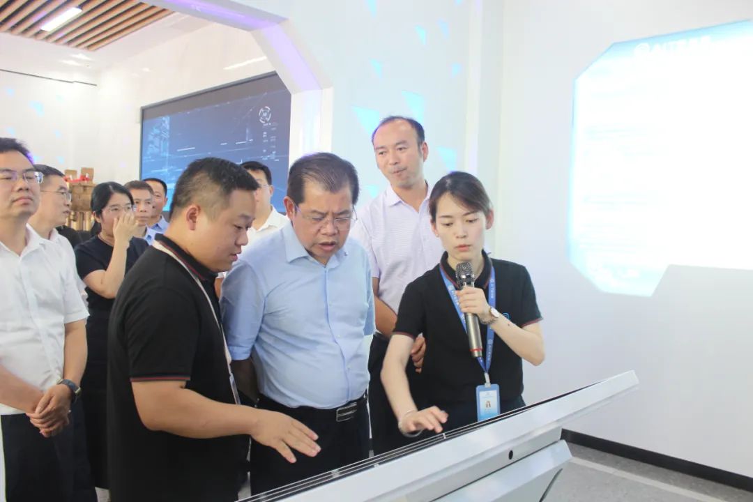 2022年全市推進(jìn)新時(shí)代產(chǎn)業(yè)工人隊(duì)伍建設(shè)改革工作領(lǐng)導(dǎo)小組（擴(kuò)大）會(huì)議暨現(xiàn)場推進(jìn)會(huì)觀摩團(tuán)蒞臨江西艾特傳質(zhì)科技有限公司參觀指導(dǎo)